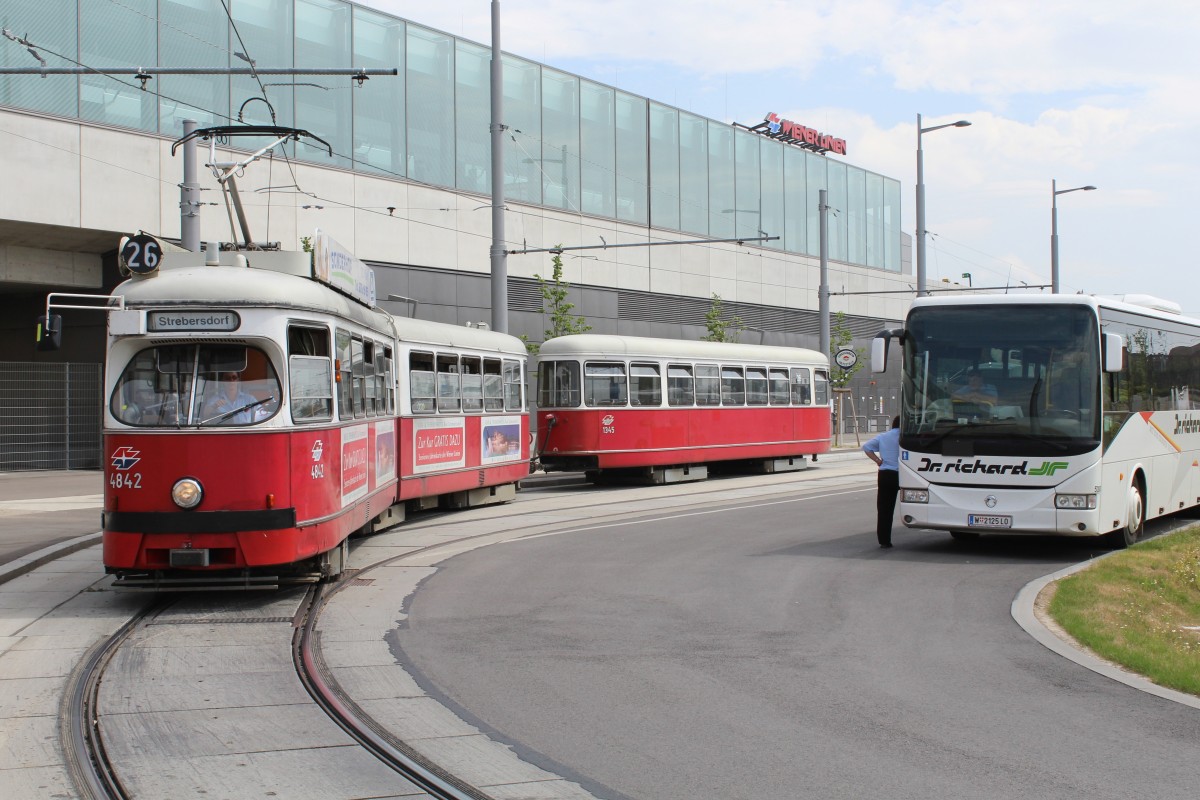 Wien Wiener Linien SL 26 (E1 4842 + c4 1345) U-Bahnhof Hausfeldstrasse am 8. Juli 2014.