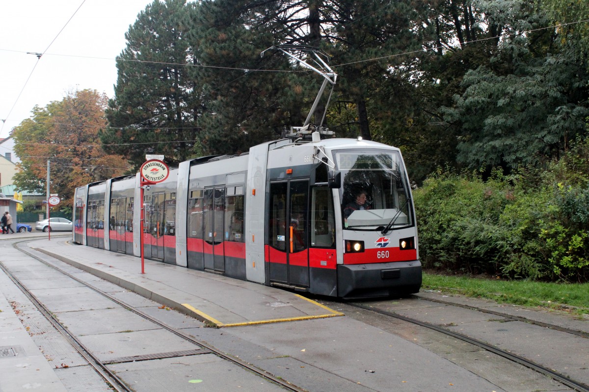 Wien Wiener Linien SL 26 (B 660) Strebersdorf, Edmund-Hawranek-Platz am 15. Oktober 2015.