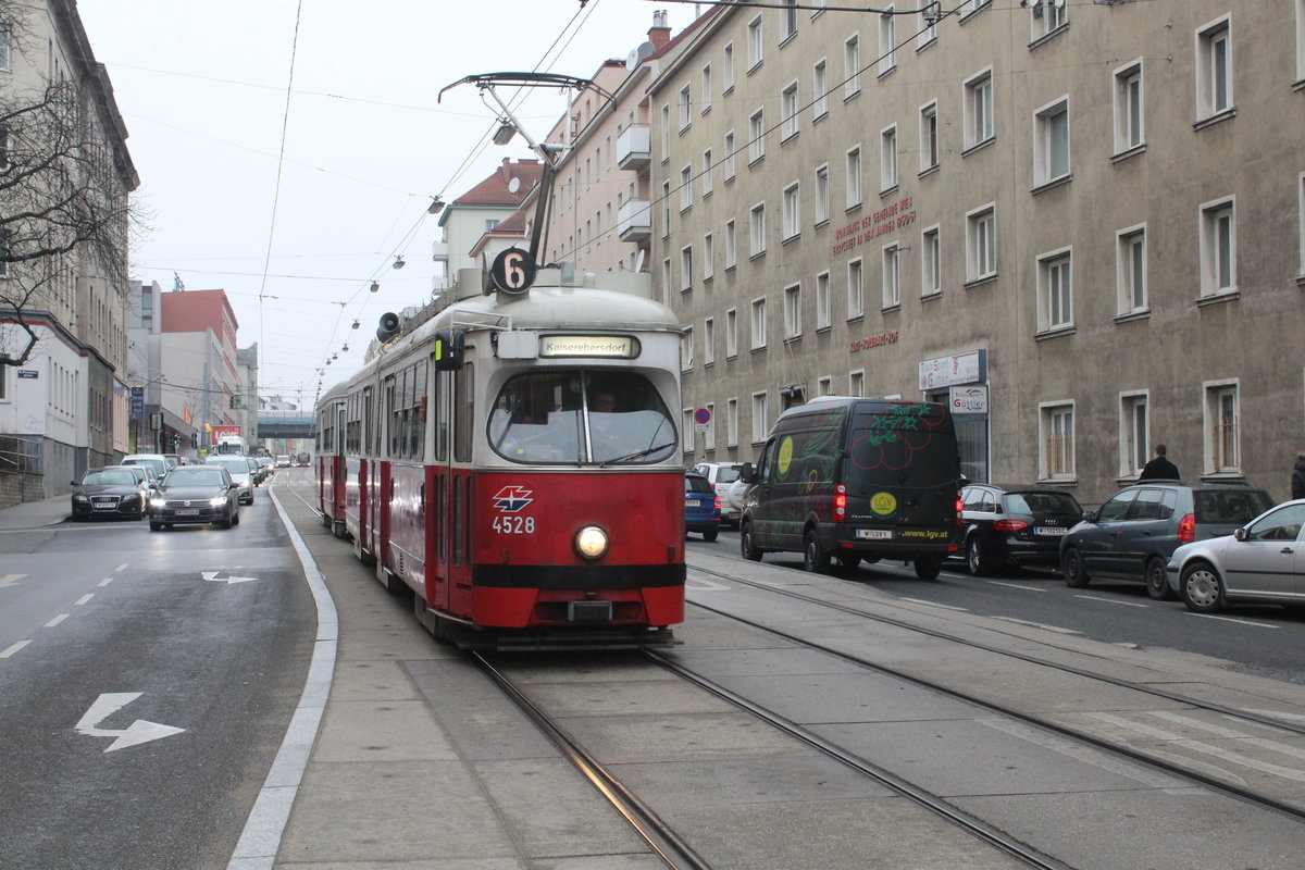 Wien Wiener Linien SL 26 (E1 4528 + c3 1260) Simmering, Geiselbergstraße am 18. Februar 2016.