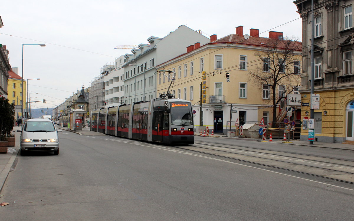 Wien Wiener Linien SL 26: Der ULF B 671 hat auf seiner Fahrt nach Hausfeldstraße eben die Haltestelle Hopfengasse in der Prager Straße (Wien-Floridsdorf) verlassen. Datum: 21. März 2016.