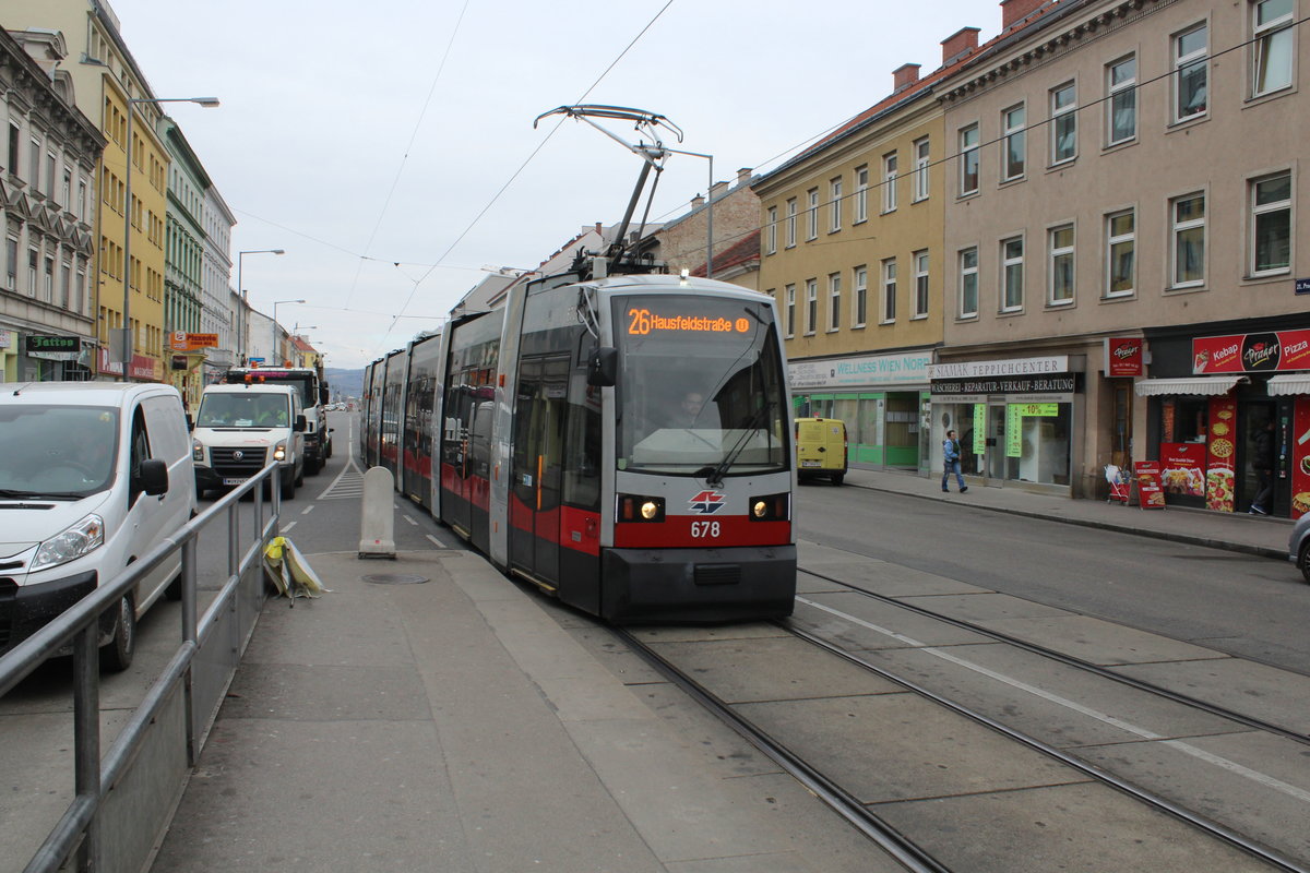 Wien Wiener Linien SL 26: Der ULF B 678 erreicht am 21. März 2016 die Haltestelle Koloniestraße in der Prager Straße (Wien-Floridsdorf). 