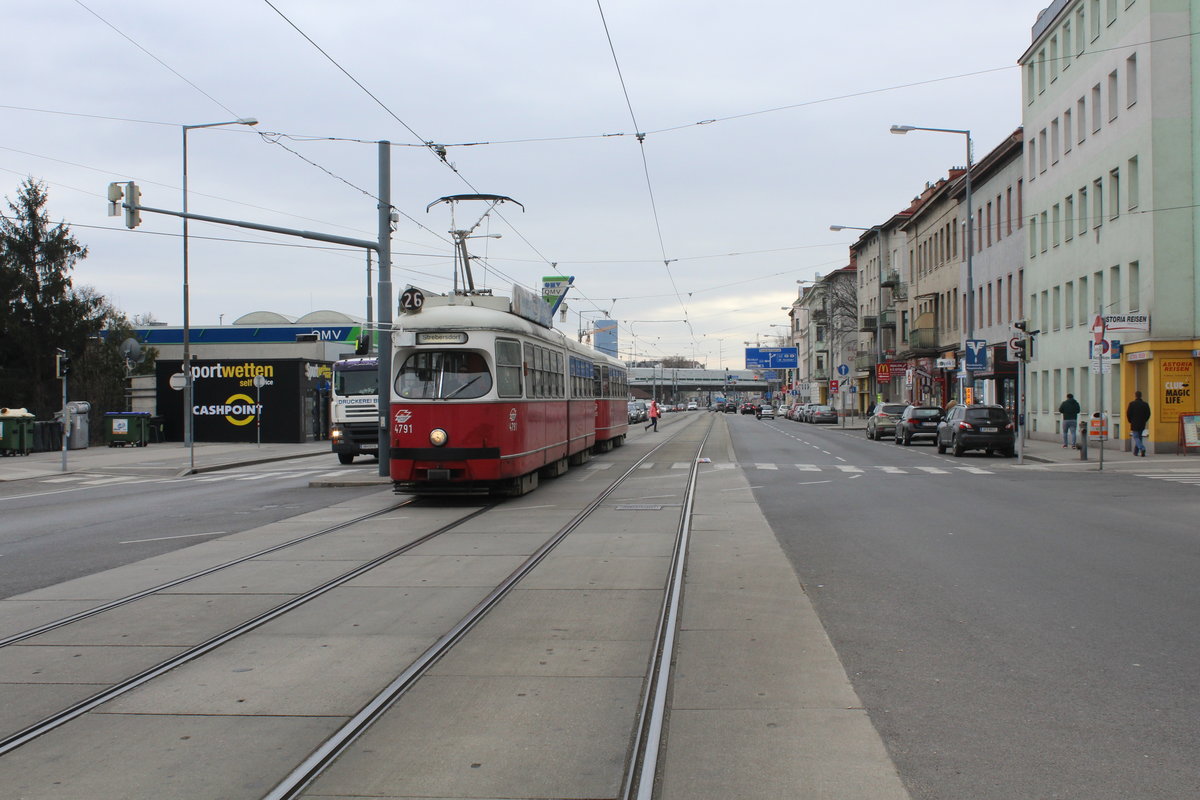 Wien Wiener Linien SL 26 (E1 4791 + c4 1305) Floridsdorf (XXI, 21. Bezirk), Prager Straße / O'Brien-Gasse / Koloniestraße. - Der Zug fährt in Richtung Strebersdorf. - Johann Freiherr von O'Brien (1775-1830) war Generalmajor; er machte sich Verdienste in den napoleonischen Kriegen. - Vor 1892 hieß die Koloniestraße Nordwestbahnkolonie; die Nordwestbahnkolonie war nach der Erbauung von Beamten- und Arbeiterhäusern im Gebiet entstanden.