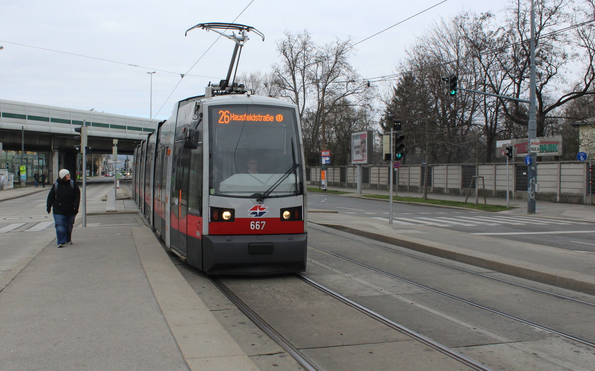 Wien Wiener Linien SL 26: Der ULF B 667 kommt in der Haltestelle Nordbrücke (Wien-Floridsdorf, Prager Straße) an. Datum: 21.März 2016.
