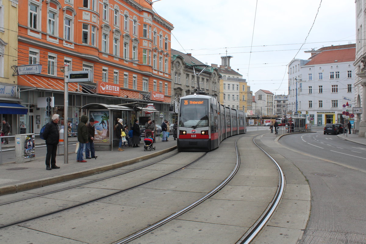 Wien Wiener Linien SL 26 (B 668) Floridsdorf (XXI, 21. Bezirk), Am Spitz. Datum: 21. März 2016. - Der Ort Spitz war zwischen 1804 und 1874 eine eigene Gemeinde. 1874 wurde der Ort mit Floridsdorf vereinigt und im selben Jahr erhielt der Platz zur Wahrung des alten Ortsnamen die Bezeichnung Am Spitz. 