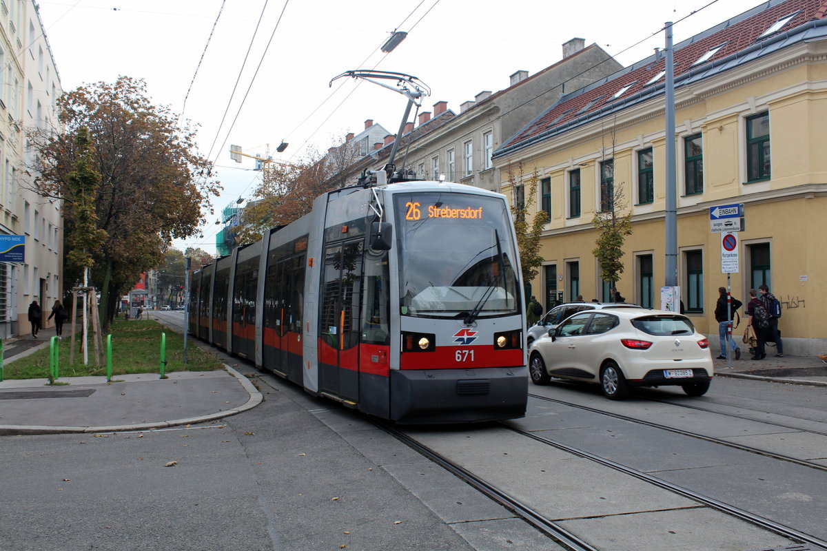 Wien Wiener Linien SL 26 (B 671) XXI, Floridsdorf, Schloßhofer Straße / Wilhelm-Raab-Gasse am 21. Oktober 2016. - Wilhelm-Raab-Gasse wurde 1912 nach dem Mühlenbesitzer und Wohltäter Wilhelm Raab (1818 - 1893) benannt.