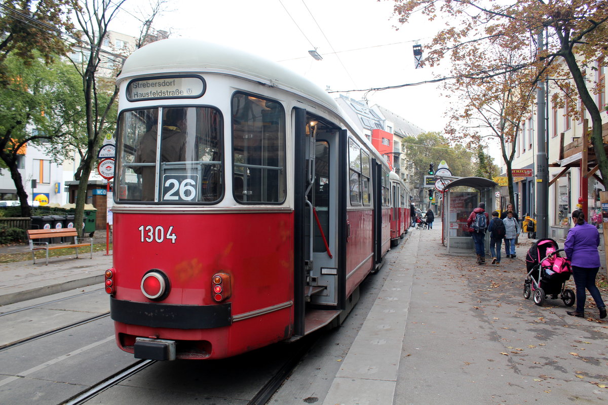 Wien Wiener Linien SL 26 (c4 1304 (Bombardier-Rotax 1974)) XXI, Floridsdorf, Hoßplatz am 21. Oktober 2016.
