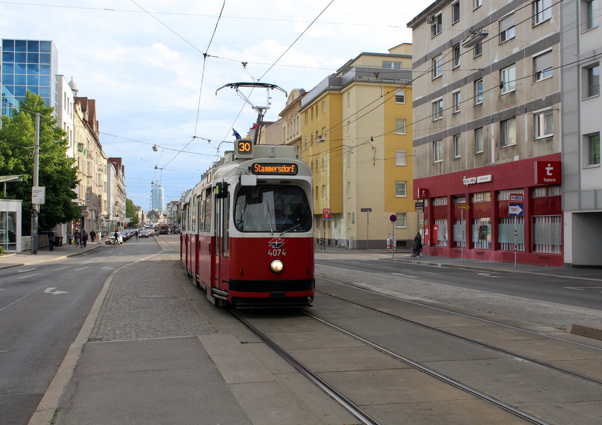 Wien Wiener Linien SL 30 (E2 4074) XXI, Floridsdorf, Brünner Straße / Bahnsteggasse am 12. Mai 2017.