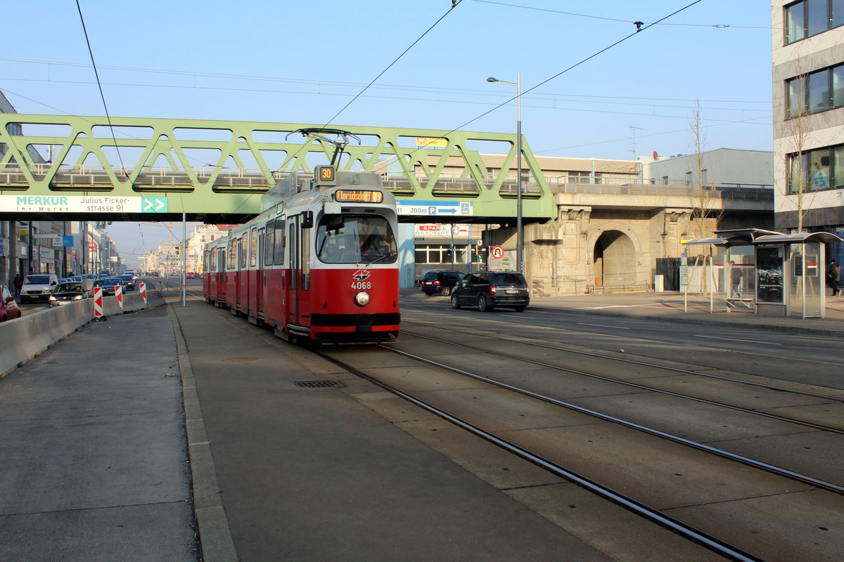 Wien Wiener Linien SL 30 (E2 4068) XXI, Floridsdorf, Neujedlersdorf, Brünner Straße / Krankenhaus Nord (im Bau) am 16. Februar 2017.