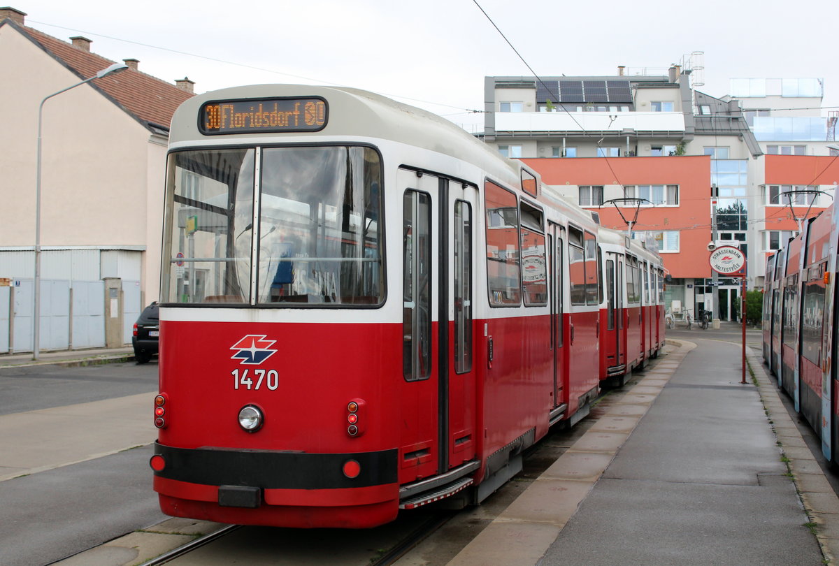 Wien Wiener Linien SL 30 (c5 1470 + E2 4070) XXI, Floridsdorf, Stammersdorf, Bahnhofplatz am 29. Juni 2017.