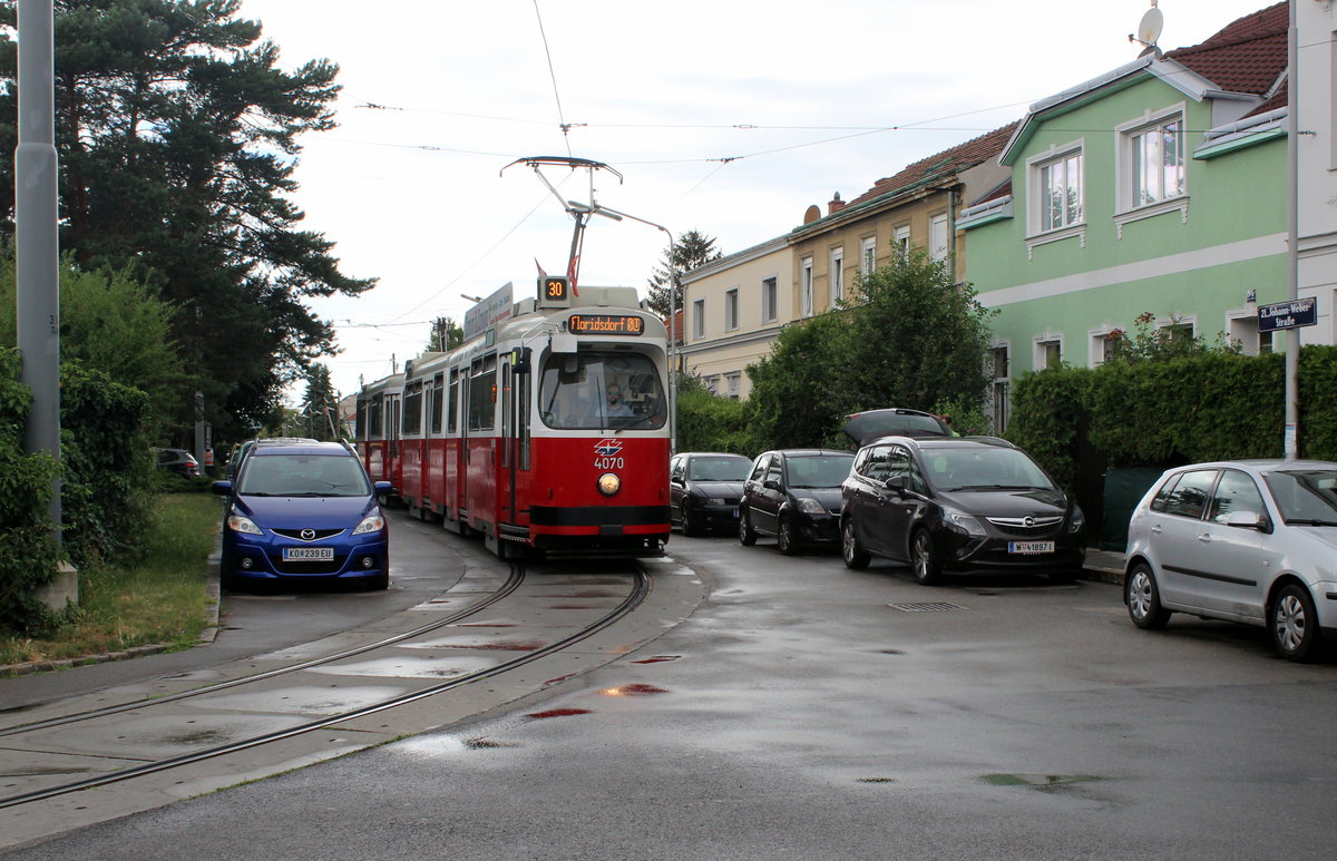 Wien Wiener Linien SL 30 (E2 4070 + c5 1470) XXI, Floridsdorf, Stammersdorf, Johann-Weber-Straße am 29. Juni 2017.