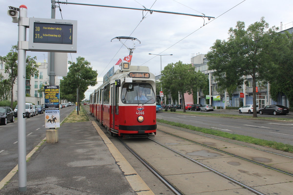 Wien Wiener Linien SL 30 (E2 4066 + c5 14xx) XXI, Floridsdorf, Brünner Straße / Hannemanngasse / Empergergasse (Hst. Empergergasse) am 29. Juni 2017.