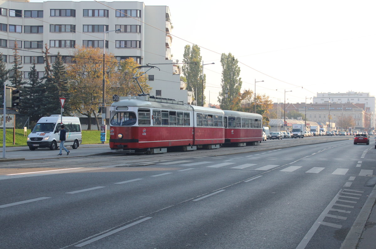Wien Wiener Linien SL 30 (E1 4808 + c4 1314) XXI, Floridsdorf, Großjedlersdorf, Brünner Straße (Hst. Carabelligasse) am 18. Oktober 2017.