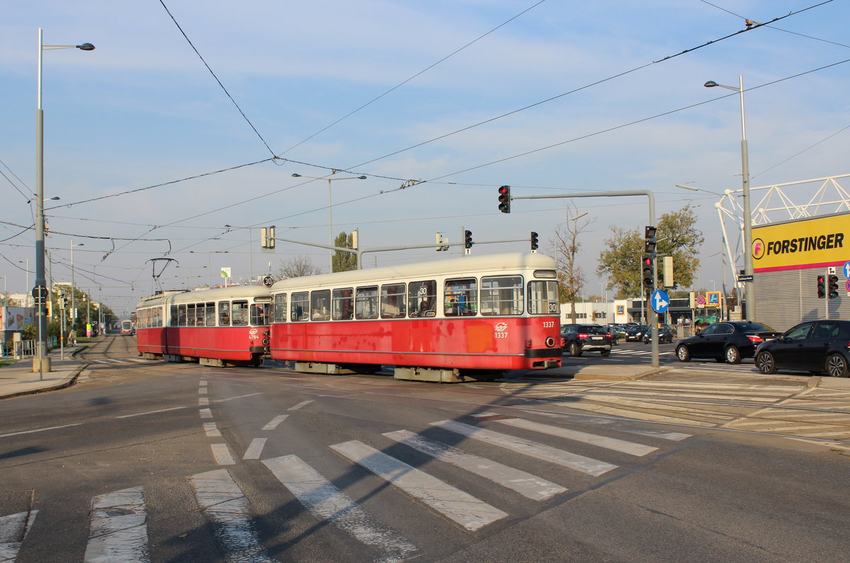 Wien Wiener Linien SL 30 (E1 4784 + c4 1337) XXI, Floridsdorf. Großjedlersdorf, Brünner Straße / Gerasdorfer Straße am 18. Oktober 2017.