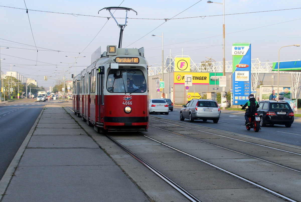 Wien Wiener Linien SL 30 (E2 4066) XXI, Floridsdorf, Großjedlersdorf, Brünner Straße / Großbauerstraße am 18. Oktober 2017.