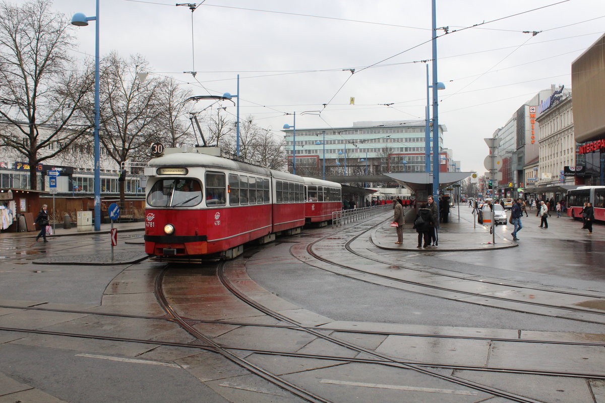 Wien Wiener Linien SL 30 (E1 4781 + c4 1337) XXI, Floridsdorf, Franz-Jonas-Platz / ÖBB-Bahnhof Floridsdorf / Schloßhofer Straße am 16. März 2018.
