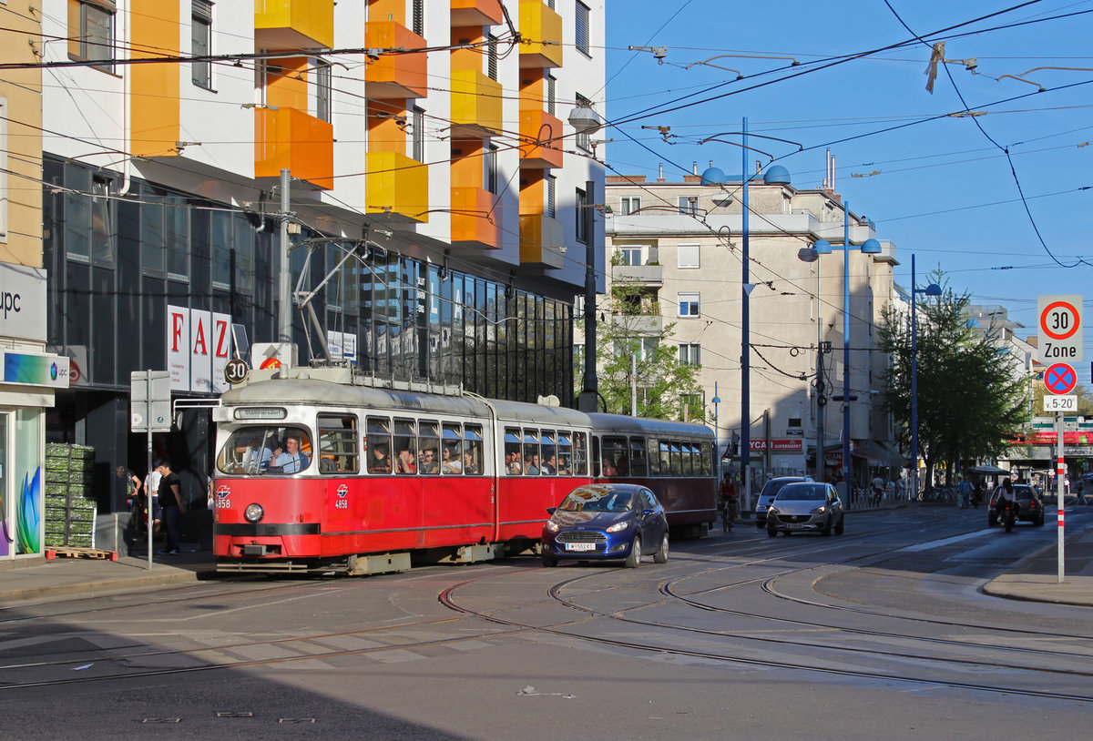 Wien Wiener Linien SL 30 (E1 4858) XXI, Floridsdorf, Schloßhofer Straße / Brünner Straße / Am Spitz am 20. April 2018.