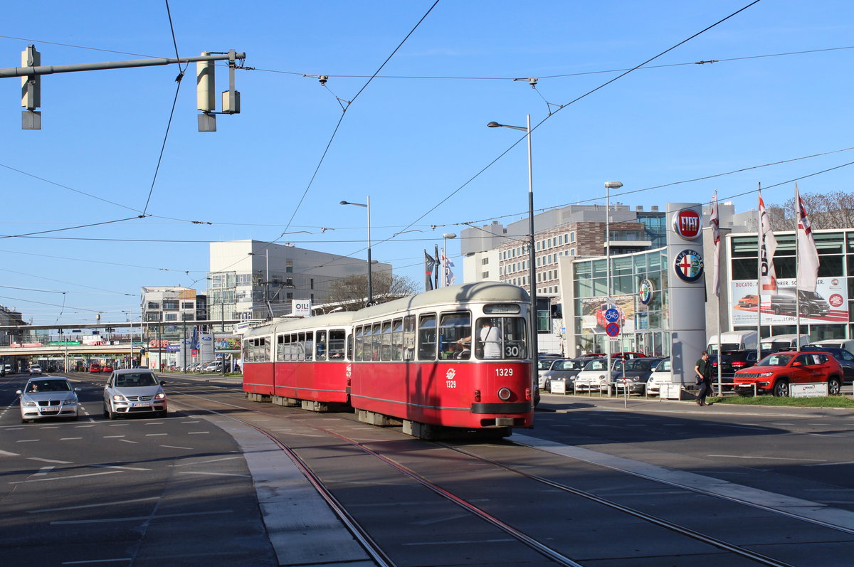 Wien Wiener Linien SL 30 (c4 1329 + E1 47xx) XXI, Floridsdorf, Großjedlersdorf, Katsushikastraße am 20. April 2018. - Im Hintergrund lassen sich die S-Bahnstation Brünner Straße und das künftige Krankenhaus Wien Nord sehen.