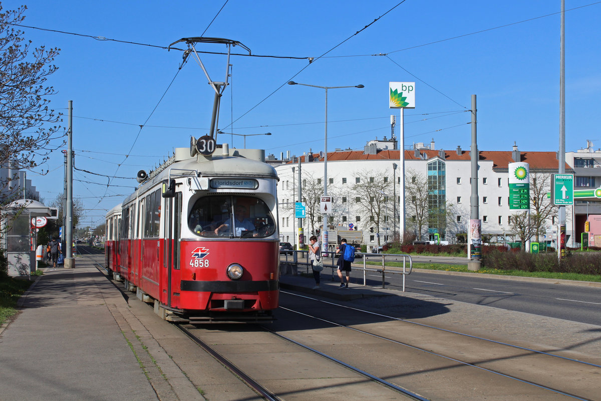 Wien Wiener Linien SL 30 (E1 4858) XXI, Floridsdorf, Großjedlersdorf, Brünner Straße (Hst. Hanreitergasse) am 20. April 2018.