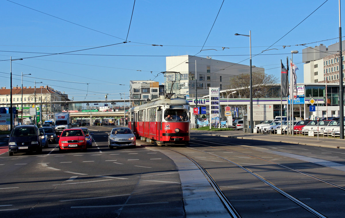 Wien Wiener Linien SL 30 (E1 4858) XXI, Floridsdorf, Großjedlersdorf, Brünner Straße / Katsushikastraße am 20. April 2018. - Im Hintergrund sieht man die S-Bahnstation Brünner Straße und das Krankenhaus Wien Nord im Bau.
