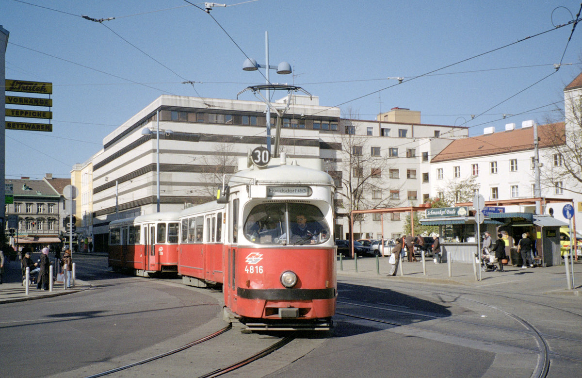 Wien Wiener Linien SL 30 (E1 4816 + c4 1319) XXI, Floridsdorf, Schloßhofer Straße / Franz-Jonas-Platz am 22. Oktober 2010. - Scan eines Farbnegativs. Film: Kodak Advantix 200-2.