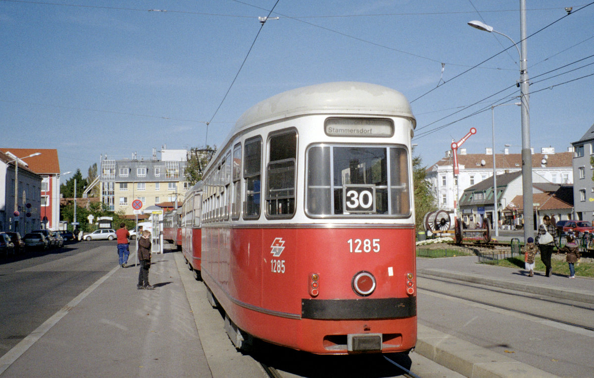 Wien Wiener Linien SL 30 (c3 1285) XXI, Floridsdorf, Stammersdorf, Stammersdorf, Bahnhofplatz am 22. Oktober 2010. - Außer dem Namen  Bahnhofplatz  findet man rechts im Bild noch ein paar Erinnerungen an die Zeit, zu der es noch eine Eisenbahnverbindung nach Stammersdorf gab. - Scan eines Farbnegativs. Film: Kodak Advantix 200-2. Kamera: Leica C2. 