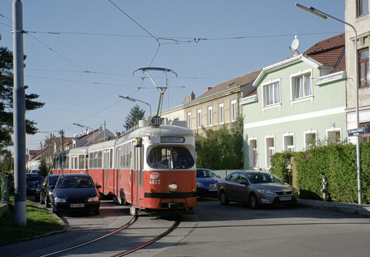 Wien Wiener Linien SL 30 (E1 4822) XXI, Floridsdorf, Stammersdorf, Johann-Weber-Straße am 22. Oktober 2010. - Scan eines Farbnegativs. Film: Kodak Advantix 200-2. Kamera: Leica C2.