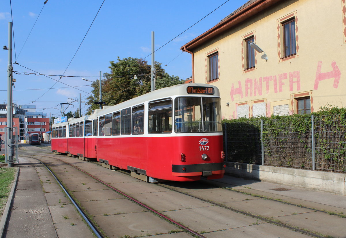 Wien Wiener Linien SL 30 (c5 1472 (Bombardier-Rotax 1986)) am 24. Juli 2018: Der Zug erreicht gerade die Endstation Stammersdorf (im 21. Bezirk Floridsdorf).