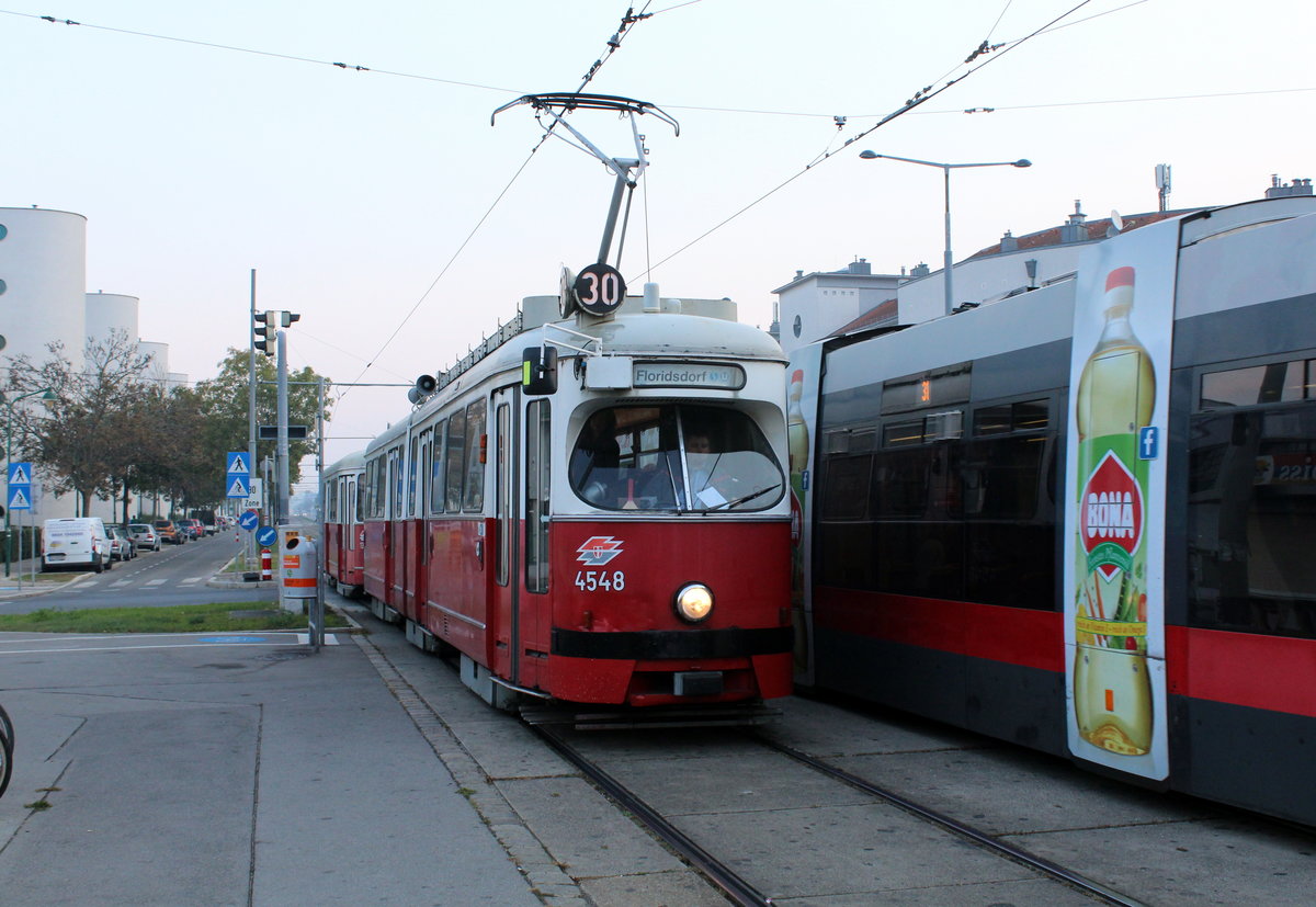 Wien Wiener Linien SL 30 (E1 4548 (Bombardier-Rotax 1975) + c4 1315 (Bombardier-Rotax 1974)) XXI, Floridsdorf, Großjedlersdorf, Brünner Straße / Hanreitergasse am Morgen des 18. Oktober 2018. - In den Bezirken jenseits der Donau, Floridsdorf und Donaustadt, fahren auf den Linien 25, 26 und 30 noch E1+c4-Garnituren.