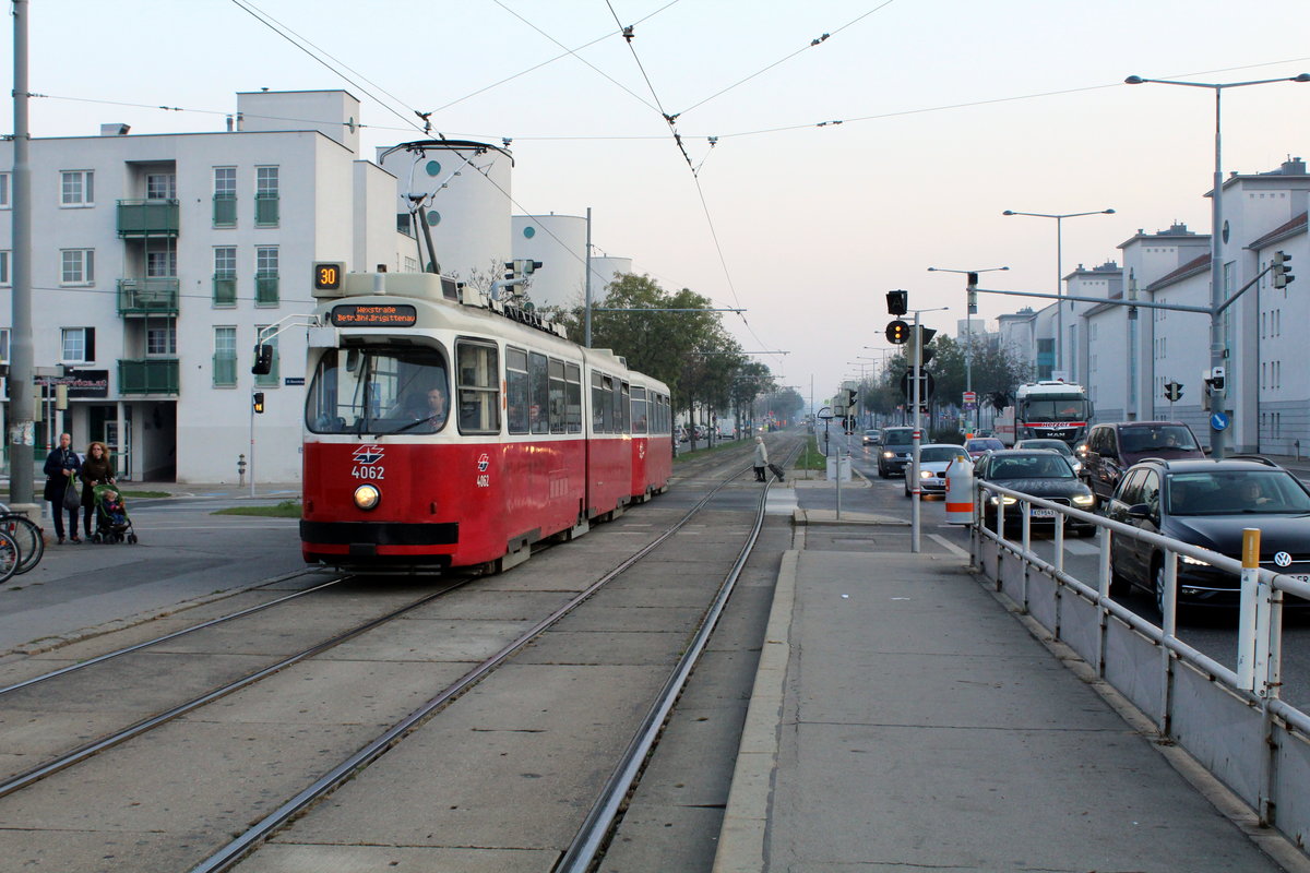 Wien Wiener Linien SL 30 (E2 4062 (SGP 1986) + c5 1467 (Bombardier-Rotax 1986)) XXI, Floridsdorf, Großjedlersdorf, Brünner Straße / Hanreitergasse am Morgen des 18. Oktober 2018. - Die Morgen-HVZ nähert sich ihrem Ende, der Zug der Verstärkerlinie 30 kehrt zum Straßenbahnbetriebsbahnhof Brigittenau in der Wexstraße zurück. - Die beiden Bahnhöfe Brigittenau und Floridsdorf stellen die Züge der SL 30.
