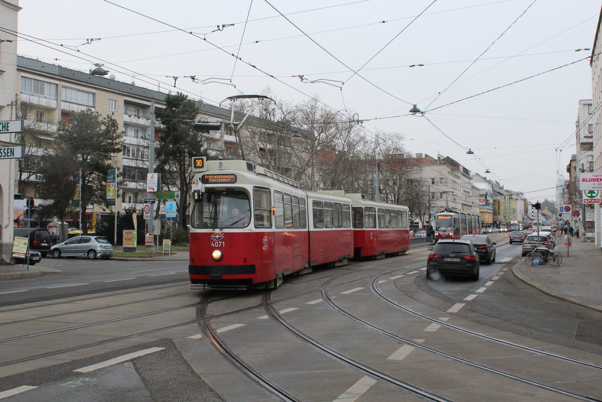 Wien Wiener Linien SL 30 (E2 4071 (SGP 1987) + c5 1471 (Bombardier-Rotax 1986)) XXI, Floridsdorf, Brünner Straße / Floridsdorfer Markt / Peitlgasse am 13. Feber / Februar 2019. - Auf dem Bild biegt der Zug in die Peitlgasse, um in den Straßenbahnbetriebsbahnhof Floridsdorf einzurücken.