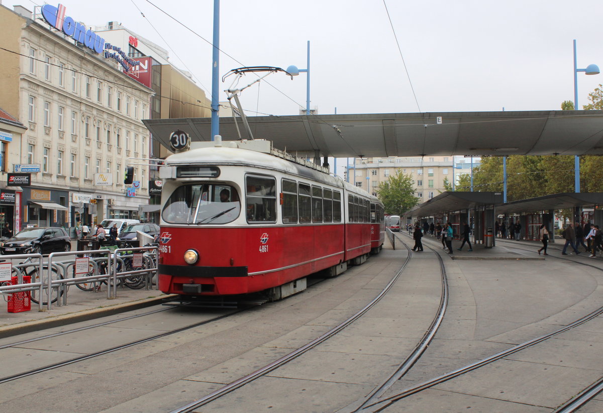 Wien Wiener Linien SL 30 (E1 4861 (SGP 1976) + c4 1342 (Bombardier-Rotax 1975)) XXI, Floridsdorf, Franz-Jonas-Platz / ÖBB-Bahnhof Floridsdorf am 18. Oktober 2019. - Die SL 30 fährt als Verstärkerlinie der SL 31 zwischen Floridsdorf und Stammersdorf. Auf dem 30er verkehren nur Hochflurfahrzeuge, entweder E1+c4-Garnituren oder E2-c5-Garnituren.