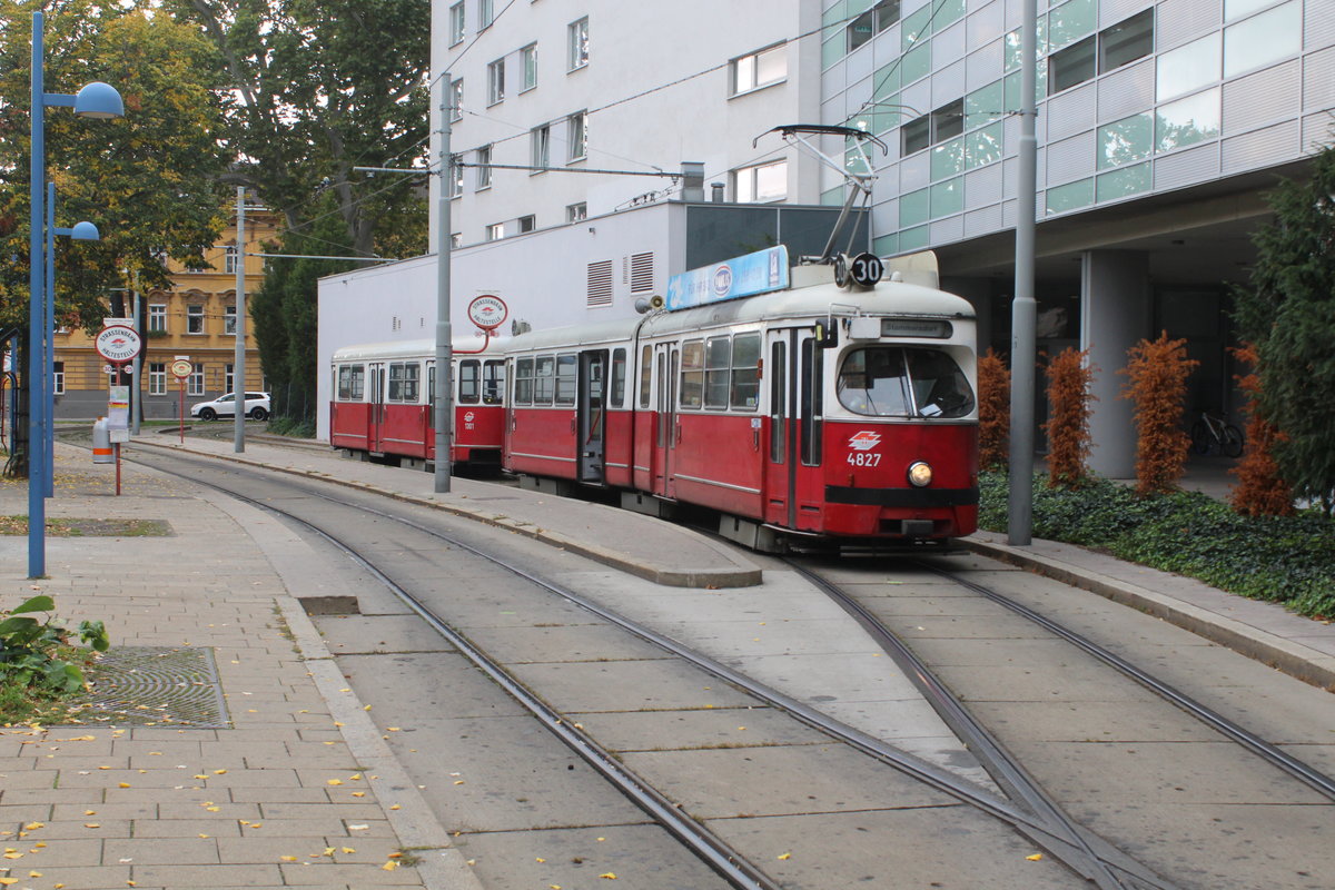 Wien Wiener Linien SL 30 (E1 4827 (SGP 1974) + c4 1301 (Bombardier-Rotax 1974)) XXI, Floridsdorf, Linke Nordbahngasse (Hst. Franz-Jonas-Platz - Schleife) am 18. Oktober 2019.