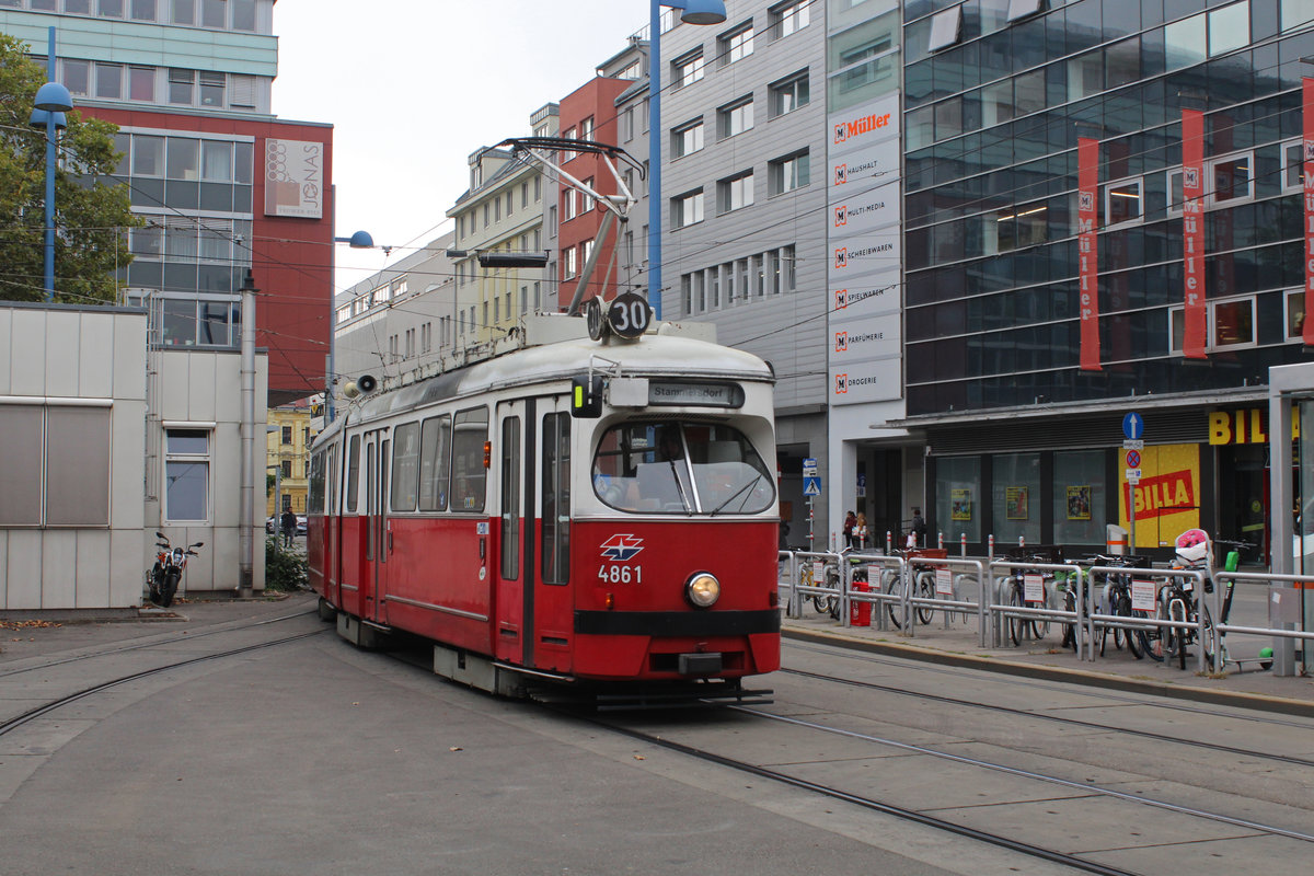 Wien Wiener Linien SL 30 (E1 4861 (SGP 1976) + c4 1342 (Bombardier-Rotax 1975)) XXI, Floridsdorf, Franz-Jonas-Platz am 18. Oktober 2019. 