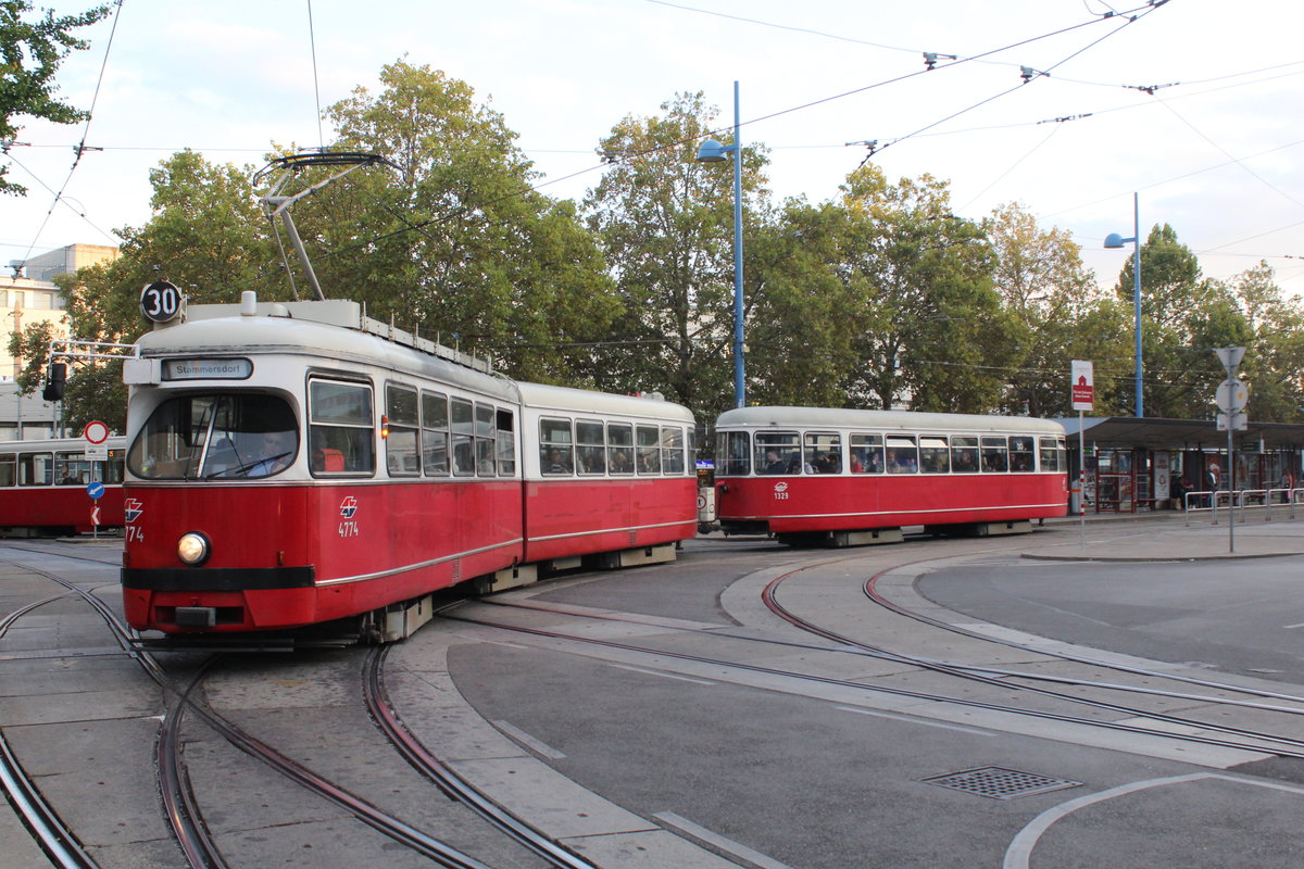 Wien Wiener Linien SL 30 (E1 4774 (SGP 1972) + c4 1324 (Bombardier-Rotax 1974)) XXI, Floridsdorf, Schloßhofer Straße / Franz-Jonas-Platz / Pius-Parsch-Platz am 17. Oktober 2019.