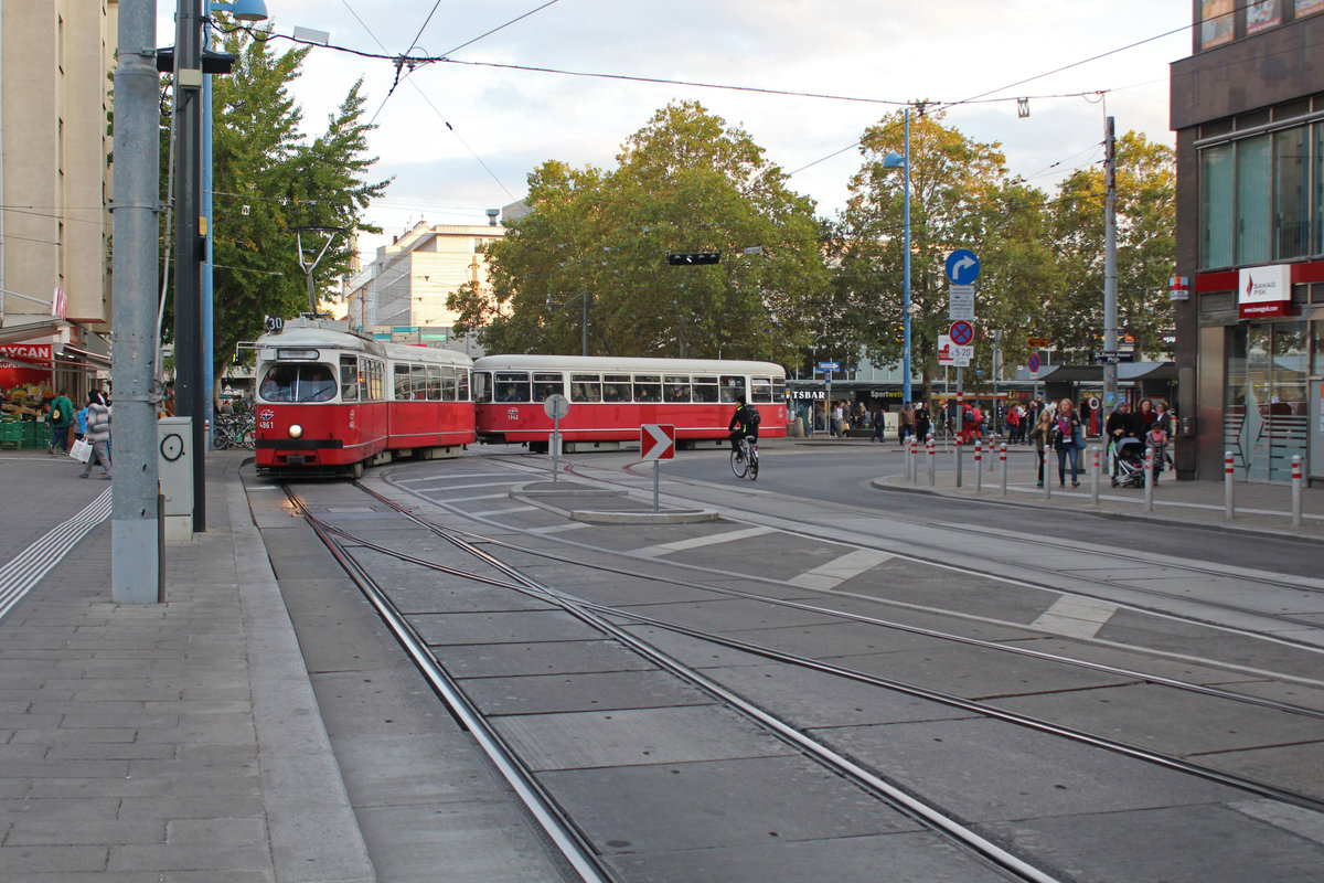 Wien Wiener Linien SL 30 (E1 4861 (SGP 1976) + c4 1342 (Bombardier-Rotax 1975)) XXI, Floridsdorf, Schloßhofer Straße / Franz-Jonas-Platz / Pius-Parsch-Platz am 17. Oktober 2019.