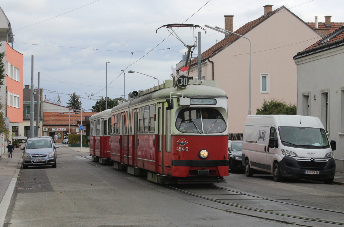 Wien Wiener Linien SL 30 (E1 4540 + c4 1363 (Bombardier-Rotax, vorm. Lohnerwerke, 1975 bzw. 1976)) XXI, Floridsdorf, Stammersdorf, Josef-Flandorfer-Straße am 29. November 2019.