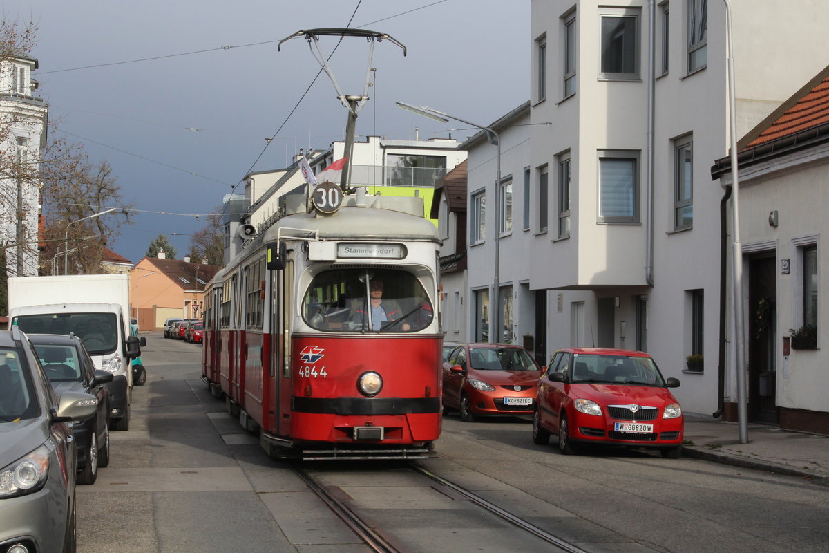 Wien Wiener Linien SL 30 (E1 4844 (SGP 1975) + c4 1312 (Bombardier-Rotax, vorm. Lohnerwerke, 1974)) XXI, Floridsdorf, Stammersdorf, Herrenholzgasse am 29. November 2019.