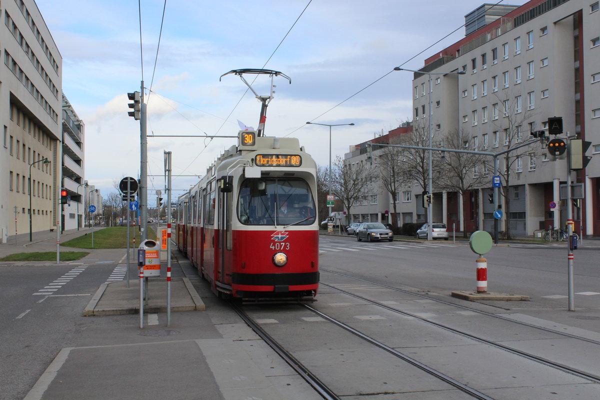 Wien Wiener Linien SL 30 (E2 4073 (SGP 1987)) XXI, Floridsdorf, Großjedlersdorf, Brünner Straße / Anton-Schall-Gasse am 29. November 2019.