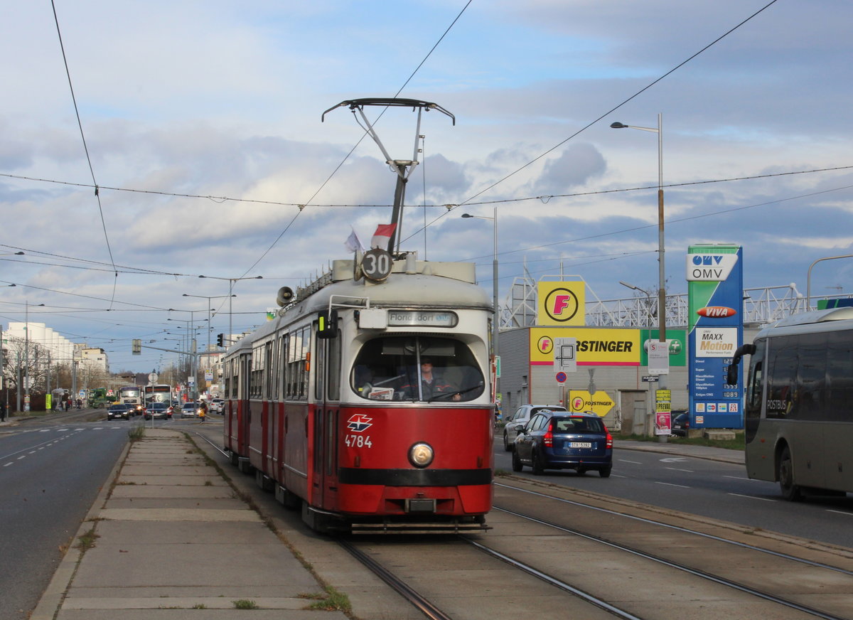 Wien Wiener Linien SL 30 (E1 4784 + c4 13**) XXI, Floridsdorf, Großjedlersdorf, Brünner Straße am 29. November 2019. - Hersteller des Tw: SGP. Baujahr: 1972.