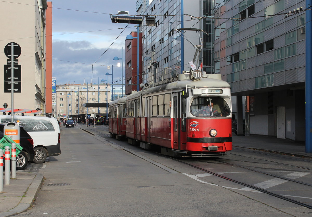 Wien Wiener Linien SL 30 (E1 4844 + c4 1312) XXI, Floridsdorf, Schöpfleuthnergasse / Leopold-Ferstl-Gasse am 29. November 2019.