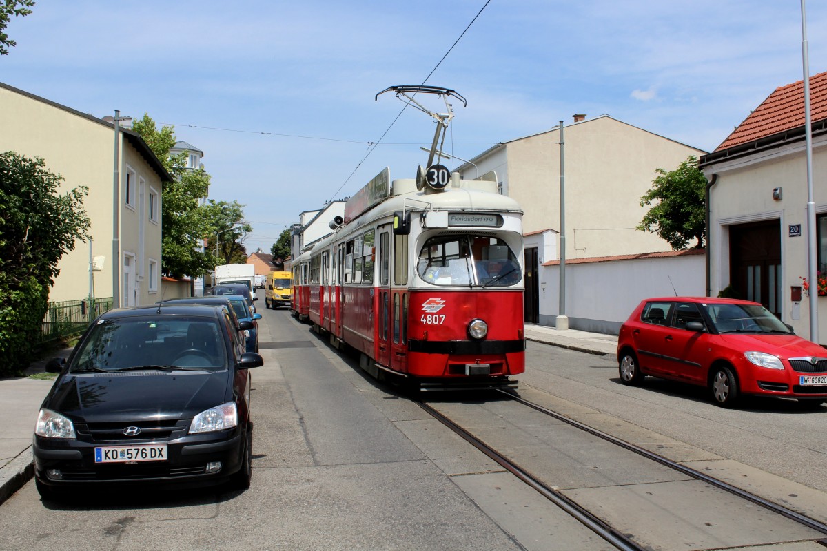 Wien Wiener Linien SL 30 (E1 4807) Stammersdorf, Herrenholzgasse am 8. Juli 2014.