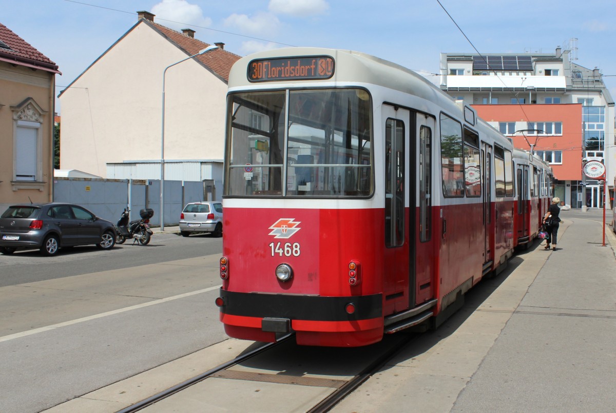 Wien Wiener Linien SL 30 (c5 1468 + E2 4068) Stammersdorf, Bahnhofplatz am 8. Juli 2014.