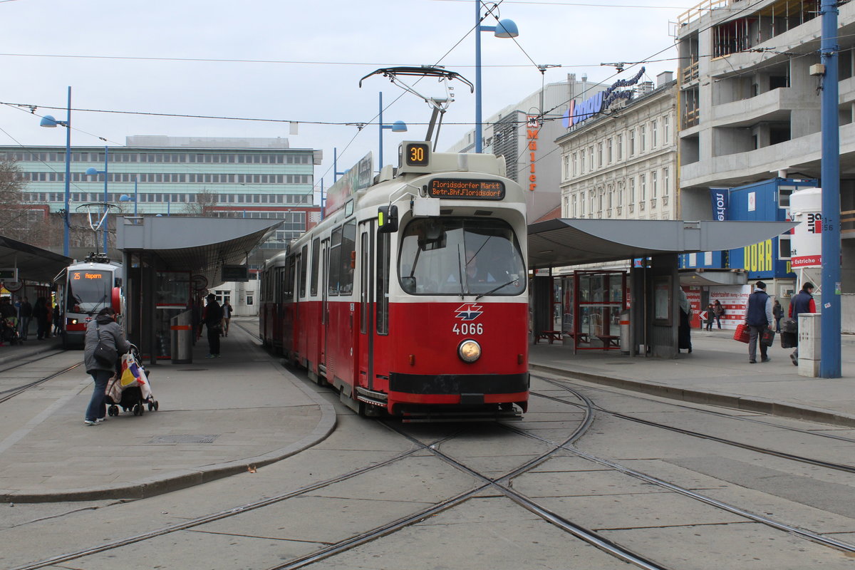 Wien Wiener Linien SL 30 (E2 4066) Floridsdorf, Franz-Jonas-Platz am 21. März 2016. - Der Morgenstoßverkehr ist vorbei, und die Straßenbahn auf dem Bild kehrt in den Betriebsbahnhof Floridsdorf zurück. Die Fahrgäste können bis zur Haltestelle Floridsdorfer Markt in der Brünner Straße mitfahren.