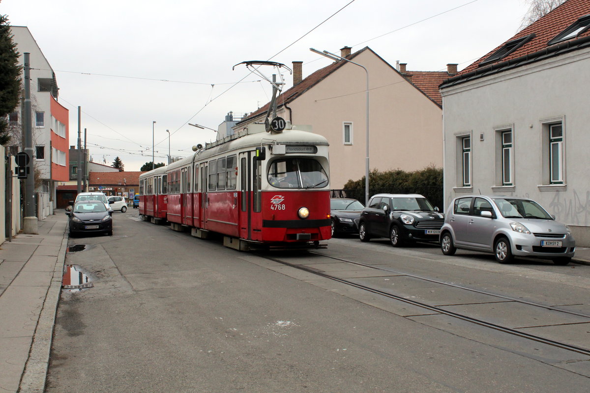 Wien Wiener Linien SL 30 (E1 4768 + c4 1325) Floridsdorf, Stammersdorf, Josef-Flandorfer-Straße am 15. Februar 2016. - Josef Flandorfer (1844 - 1920) war Wirtshausbesitzer und 1900 - 1908 Mitglied des Stammersdorfer Gemeinderates; er wurde auch Bürgermeister von Stammersdorf.