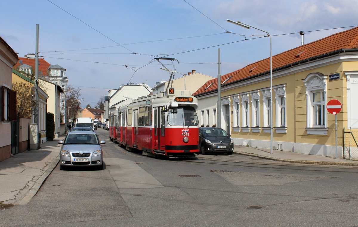 Wien Wiener Linien SL 30 (E2 4072) Floridsdorf, Stammersdorf, Herrenholzgasse am 23. März 2016. - Herrenholz ist ein Flurname.