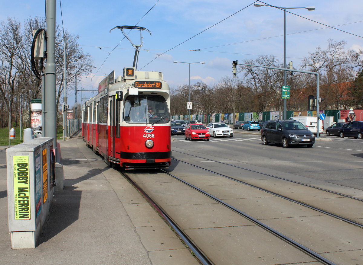 Wien Wiener Linien SL 30: Eine Garnitur bestehend aus dem Tw E2 4066 und dem Bw c5 1466 nähert sich am 23. März 2016 der Haltestele Van-Swieten-Kaserne in der Brünner Straße, Ecke Kummergasse. - Die Van-Swieten-Kaserne ist nach dem dem Leibarzt von Maria Theresia, Gerard Freiherr van Swieten (1700 - 1772), benannt worden. Dieser hat vieles geleistet, u.a. reorganisierte er den Universitätsbetrieb und begründete die Wiener Medizinische Schule.