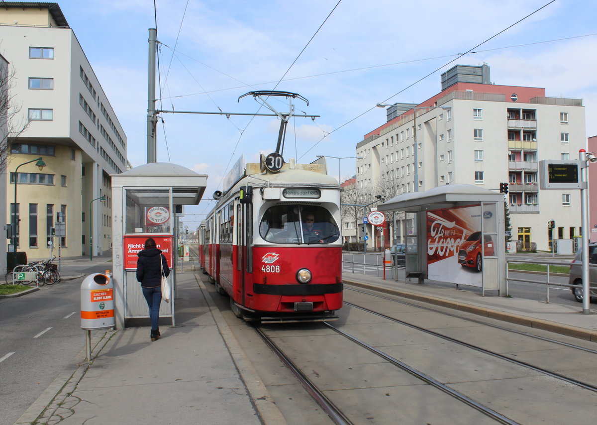 Wien Wiener Linien SL 30 (E1 4808) Floridsdorf, Brünner Straße (Hst. Anton-Schall-Gasse) am 23. März 2016. - Anton Schall (1900 - 1947) war Fussballer. 1925 bis 1941 war er im Sportklub Admira Wien, einem Fussballklub im Stadtteil Jedlesee (im 21. Bezirk Floridsdorf), als Fussballspieler aktiv.