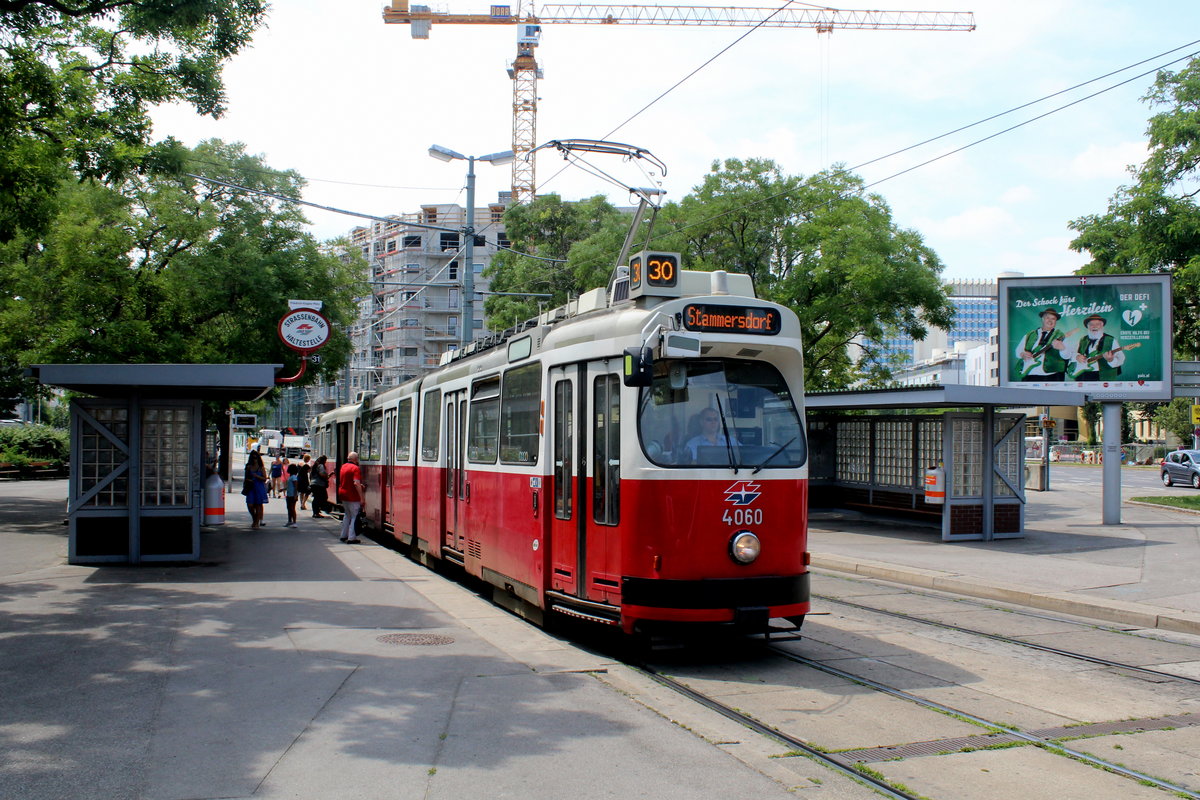 Wien Wiener Linien SL 30 (E2 4060) Brigittenau, Friedrich-Engels-Platz am 25. Juli 2016.