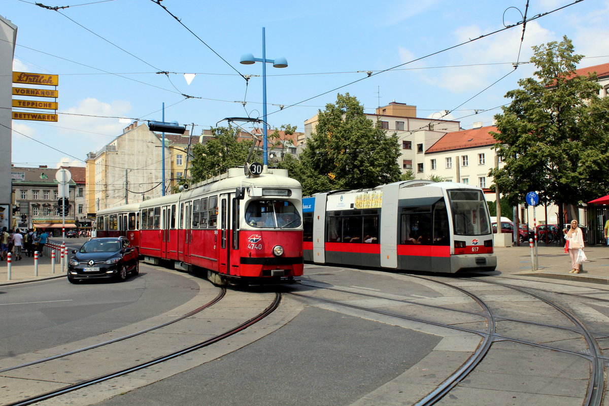Wien Wiener Linien SL 30 (E1 4740 + c4 1301) / SL 26 (B 657) Floridsdorf (21. (XXI) Bezirk), Schloßhofer Straße / Franz-Jonas-Platz am 25. Juli 2016.