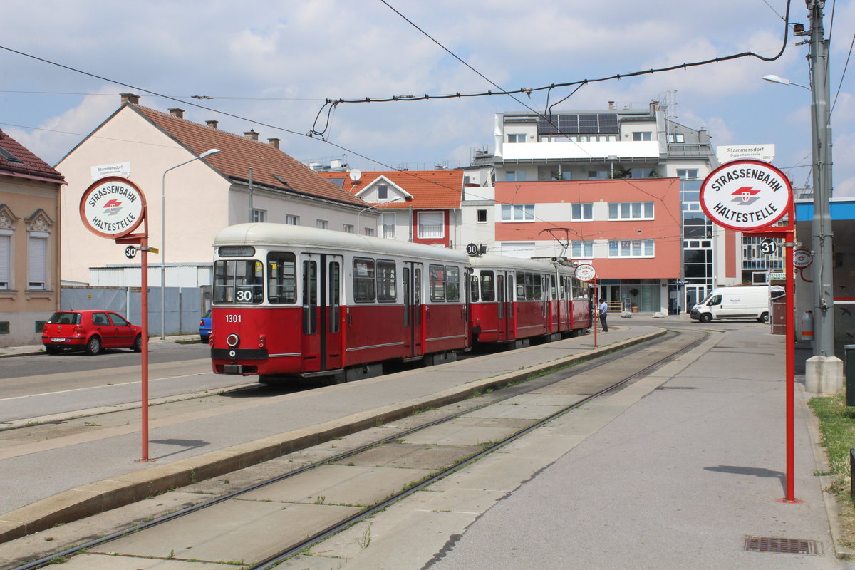 Wien Wiener Linien SL 30 (c4 1301 + E1 4740) Floridsdorf (21. (XXI) Bezirk), Stammersdorf, Bahnhofplatz am 25. Juli 2016.